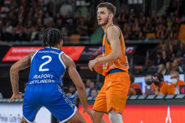 的表现始终 的表现始终